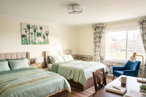 Bright double bedroom with city views, desk, and cozy seating - Master Bedroom/2 Queen Beds, 15 Min YVR, A/C (Richmond)