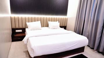 Deluxe Twin Room, City View | Bed sheets