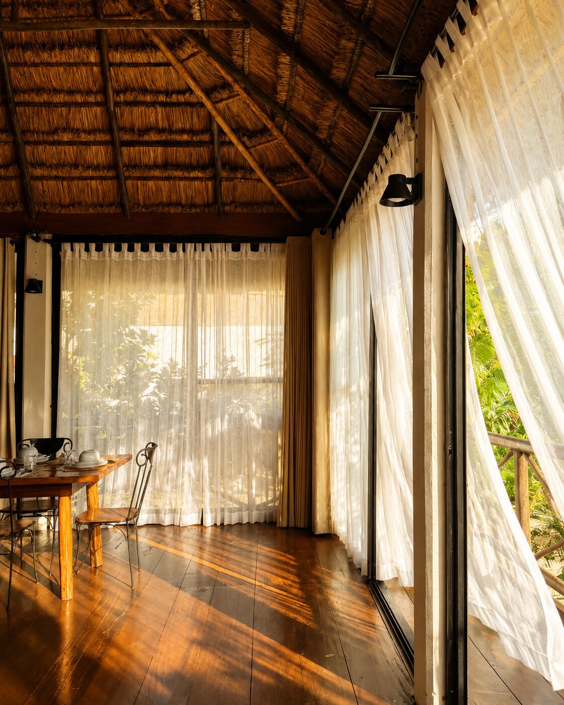 Standard Cabin, Beach View | Dining