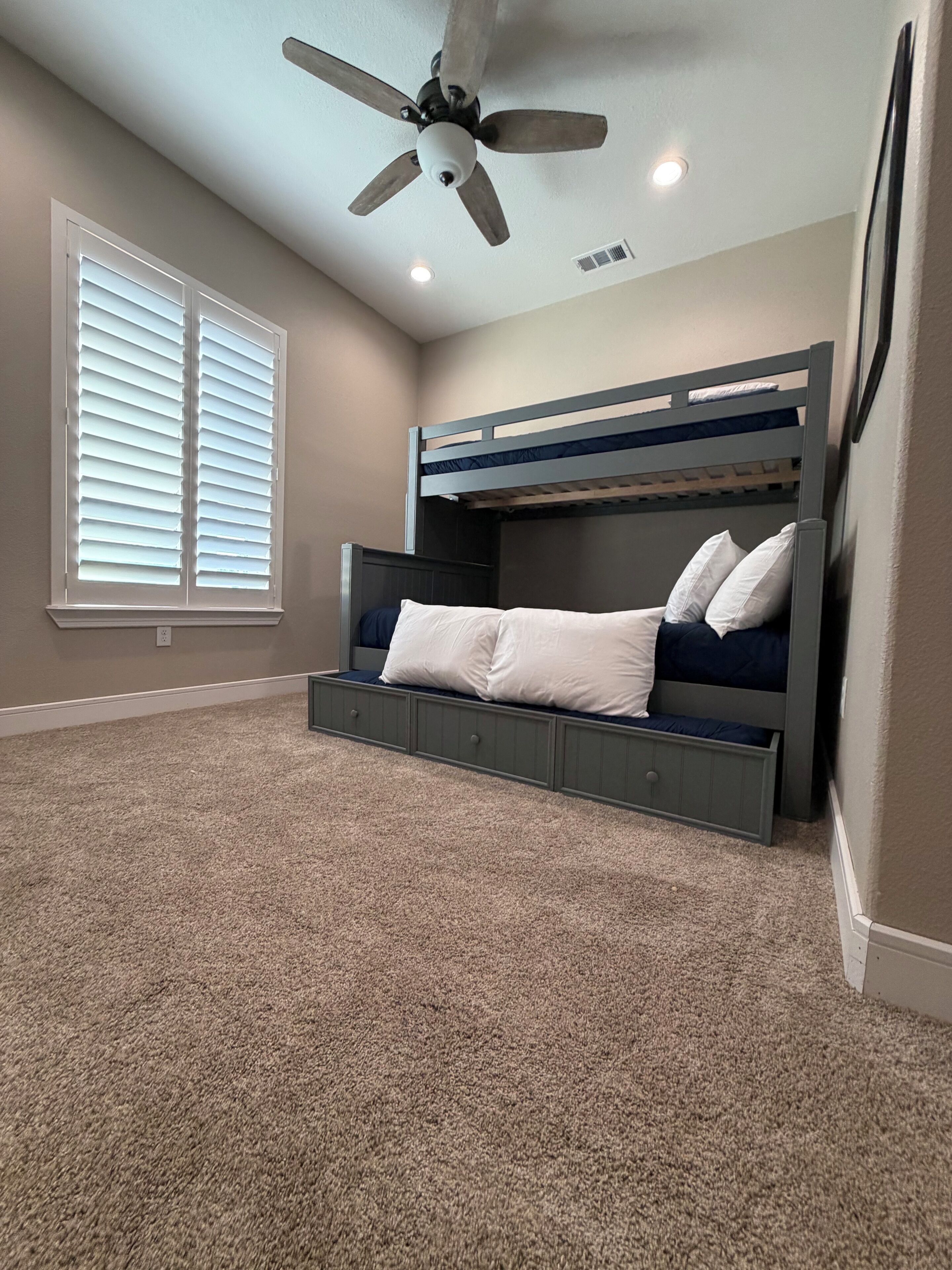 3 bedrooms, iron/ironing board, WiFi, bed sheets
