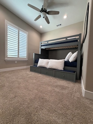 3 habitaciones, tabla de planchar con plancha, wifi y ropa de cama