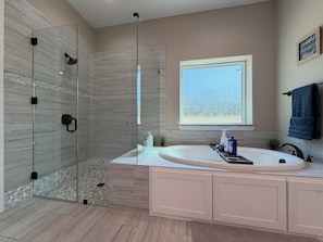Dusche, Whirlpool, Haartrockner, Bidet