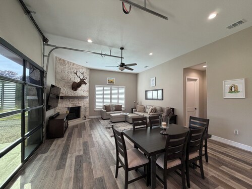 Ranch West - Luxury Barndominium on Large Acreage, Fishing & Peaceful Views