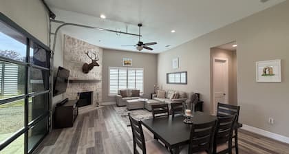 Ranch West - Luxury Barndominium on Large Acreage, Fishing & Peaceful Views