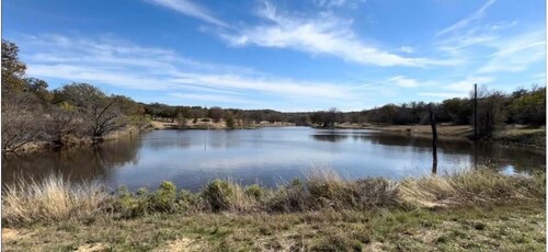 Ranch West - Luxury Barndominium on Large Acreage, Fishing & Peaceful Views