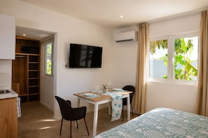 Iron/ironing board, WiFi, bed sheets - Solara Suite I Sunny Studio I Private Plunge Pool (Noord)