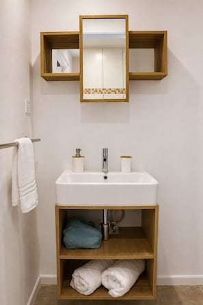 Hair dryer, towels, soap, toilet paper - Solara Suite I Sunny Studio I Private Plunge Pool (Noord)