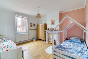 A child's bedroom with a bunk bed, a desk, and a window. - L'Atelier du 106 - Proche Plage de Calais (Calais)