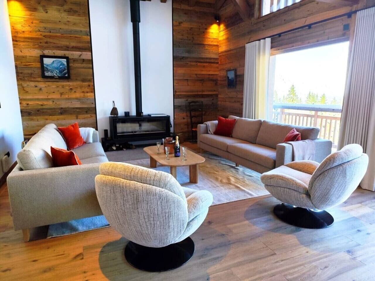 Una sala de estar acogedora con chimenea, dos sofás y una mesa de centro.