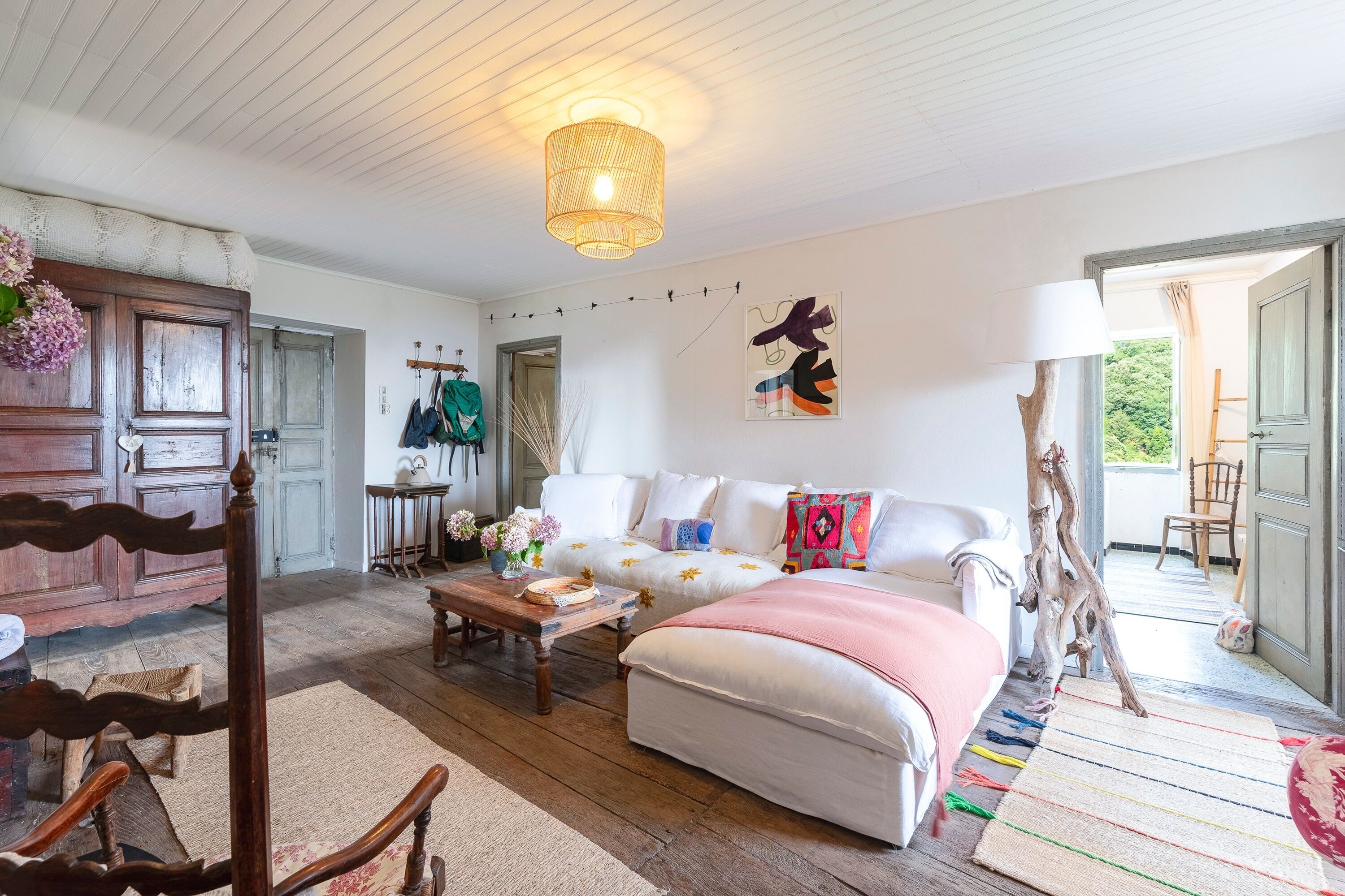 Een gezellige woonkamer met een bank, salontafel en een decoratieve lamp.