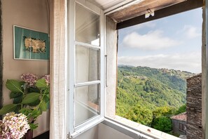 A room with a window overlooking a mountainous landscape. - Tribbiolu - Cocon corse typique (San-Giovanni-di-Moriani)