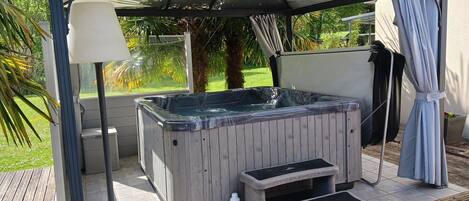Outdoor spa tub