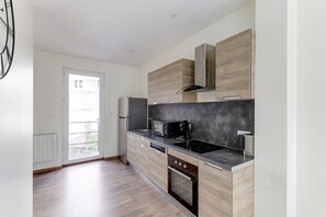Eine moderne Küche mit Einbauofen, Mikrowelle und Kaffeemaschine.