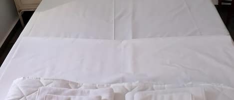 Tabla de planchar con plancha, wifi y ropa de cama