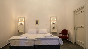 A bedroom with a bed, two bedside tables with lamps, a chair, and a door. - Apartment 'Two-Bedroom' with Wi-Fi and Air Conditioning (Emporio)
