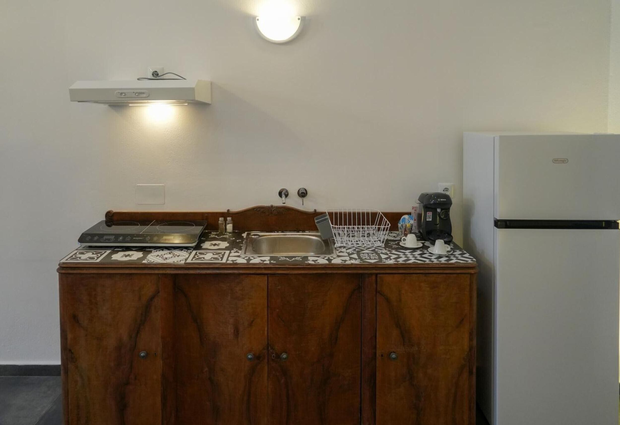 Cafetière/bouilloire, réfrigérateur, micro-ondes, four