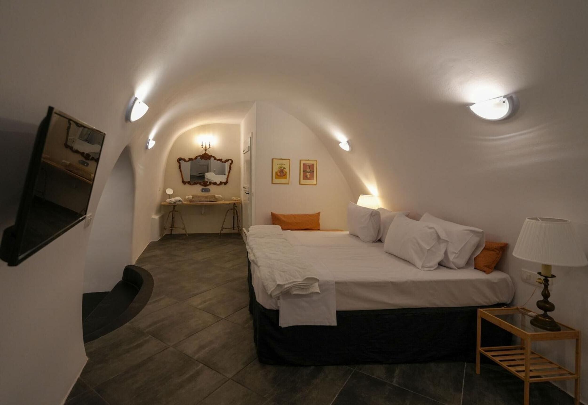 Ein Schlafzimmer mit einem Bett, einem Schreibtisch und einem Spiegel.
