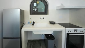 A compact kitchen with a refrigerator, sink, and oven. - Apartment 'One-Bedroom' with Wi-Fi and Air Conditioning (Emporio)