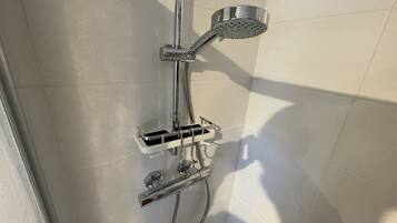 Dusche, Haartrockner, Handtücher