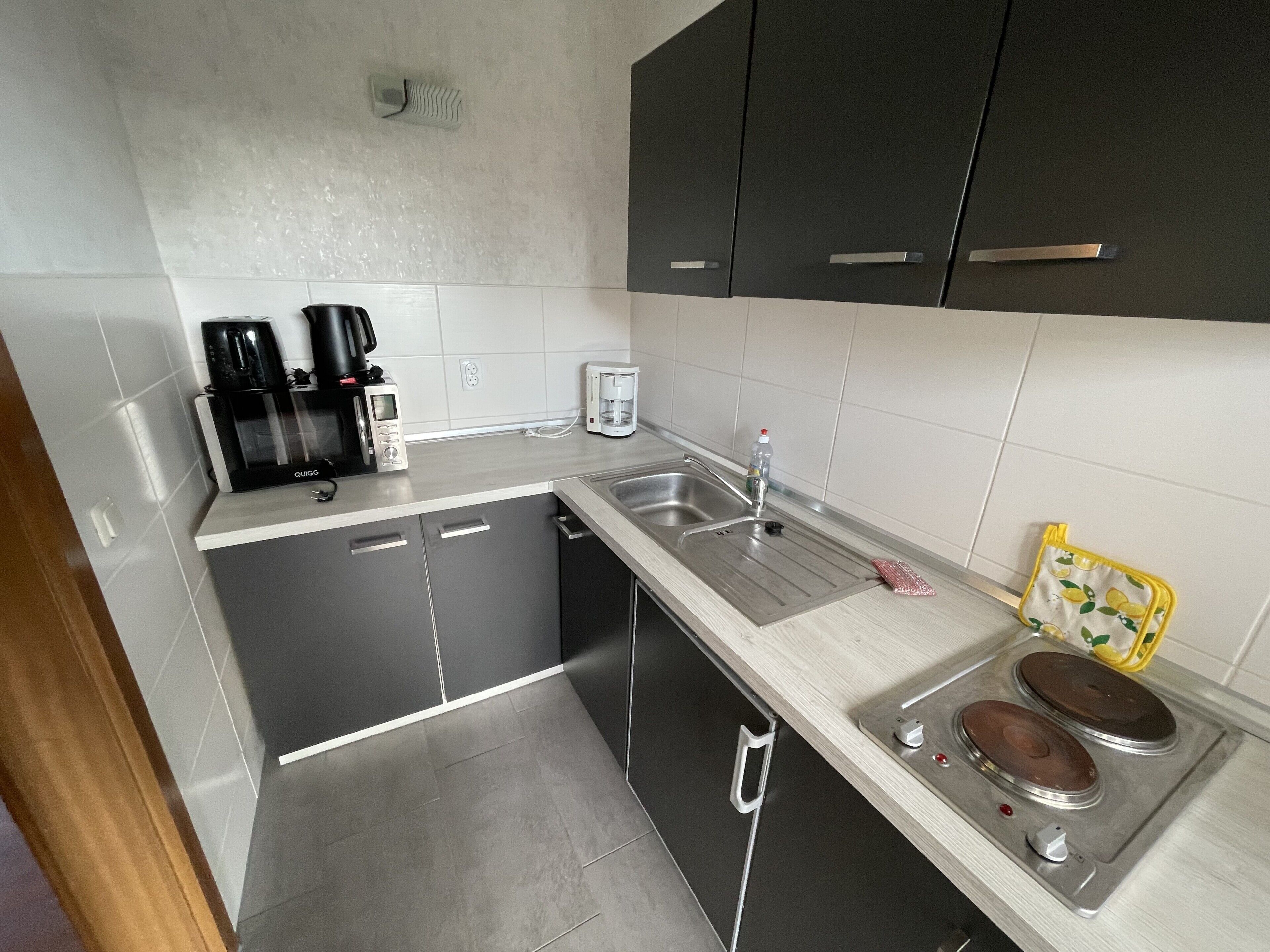 Cafeteira/chaleira, geladeira, micro-ondas, cooktop