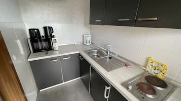 Cafeteira/chaleira, geladeira, micro-ondas, cooktop