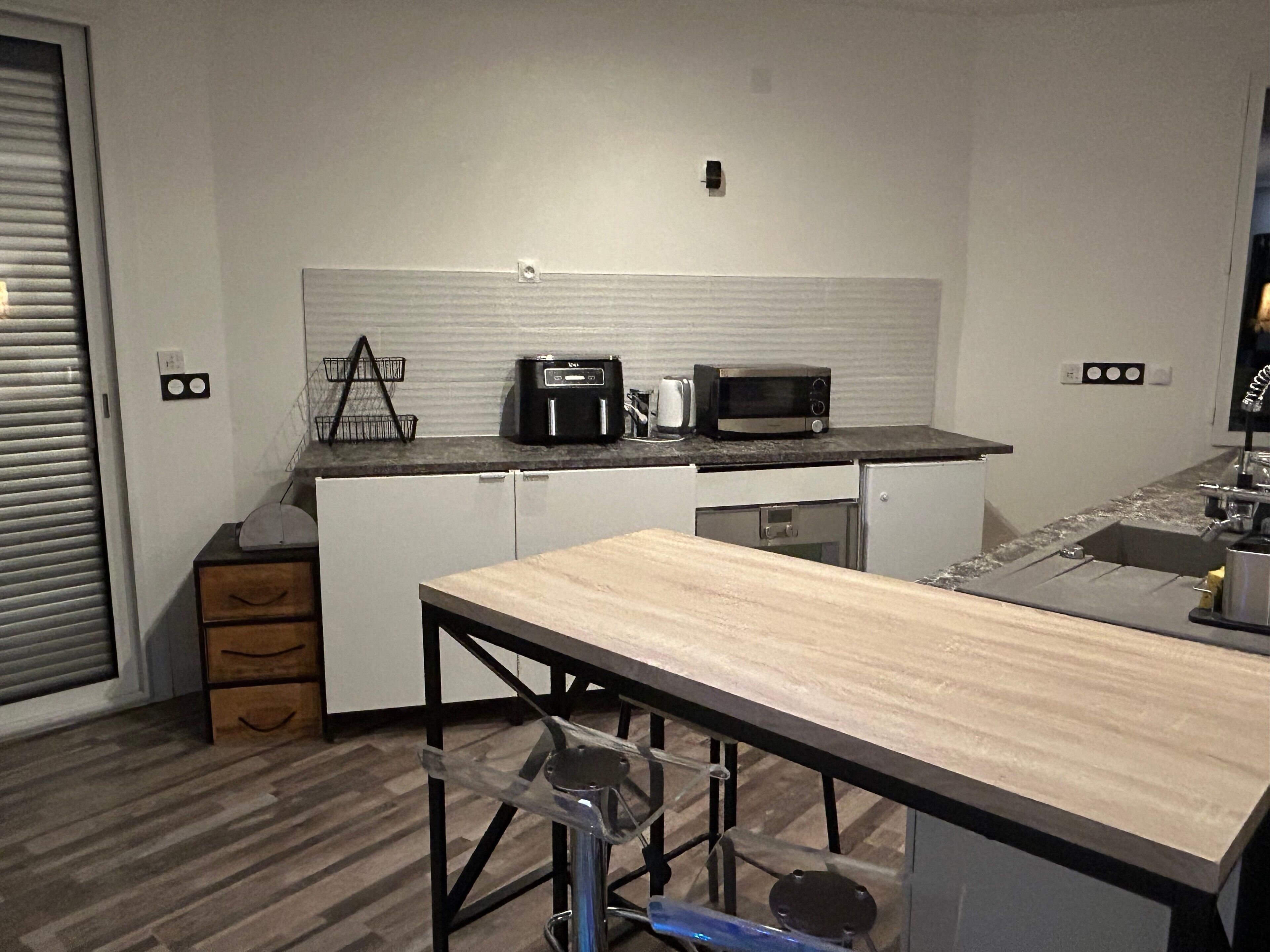 Coffee/tea maker, fridge, microwave, dishwasher