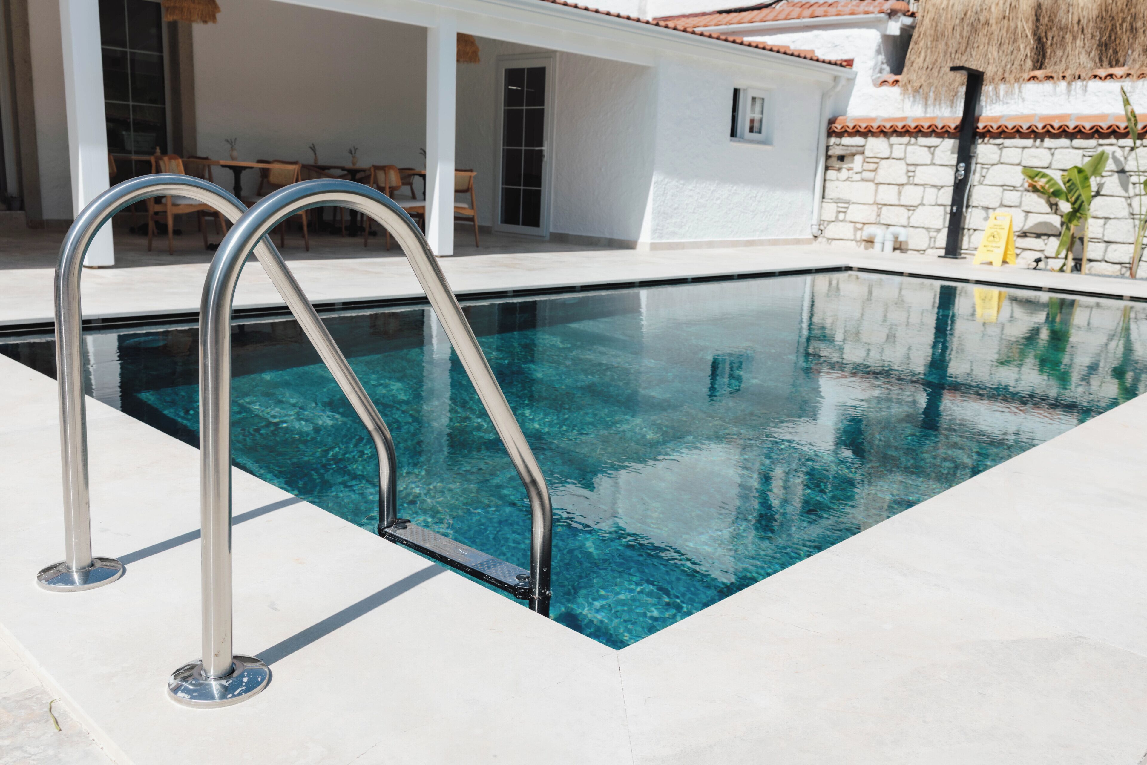 Una piscina al aire libre