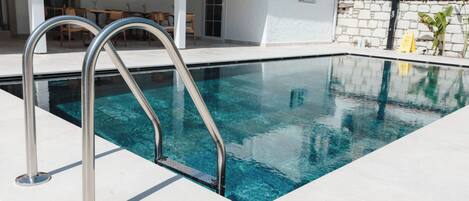 Una piscina al aire libre
