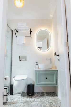Chambre Double Deluxe, balcon, vue piscine | Salle de bain | Douche, articles de toilette gratuits, sèche-cheveux