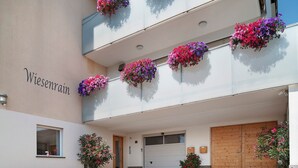 Un bâtiment avec une enseigne indiquant « Wiesenrain » et une porte de garage double.