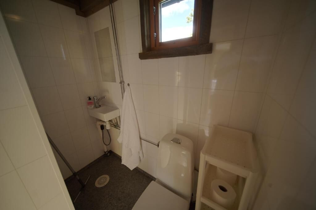 Shower, free toiletries, towels, toilet paper