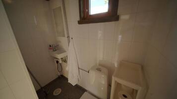 Shower, free toiletries, towels, toilet paper