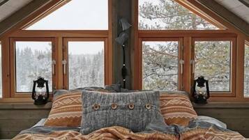 Deluxe Tree House | Desk