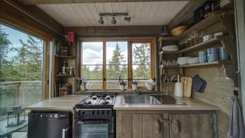 Coffee/tea maker, fridge, oven, stovetop