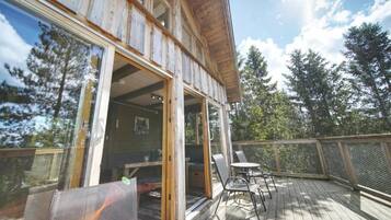 Deluxe Tree House | Outdoor dining