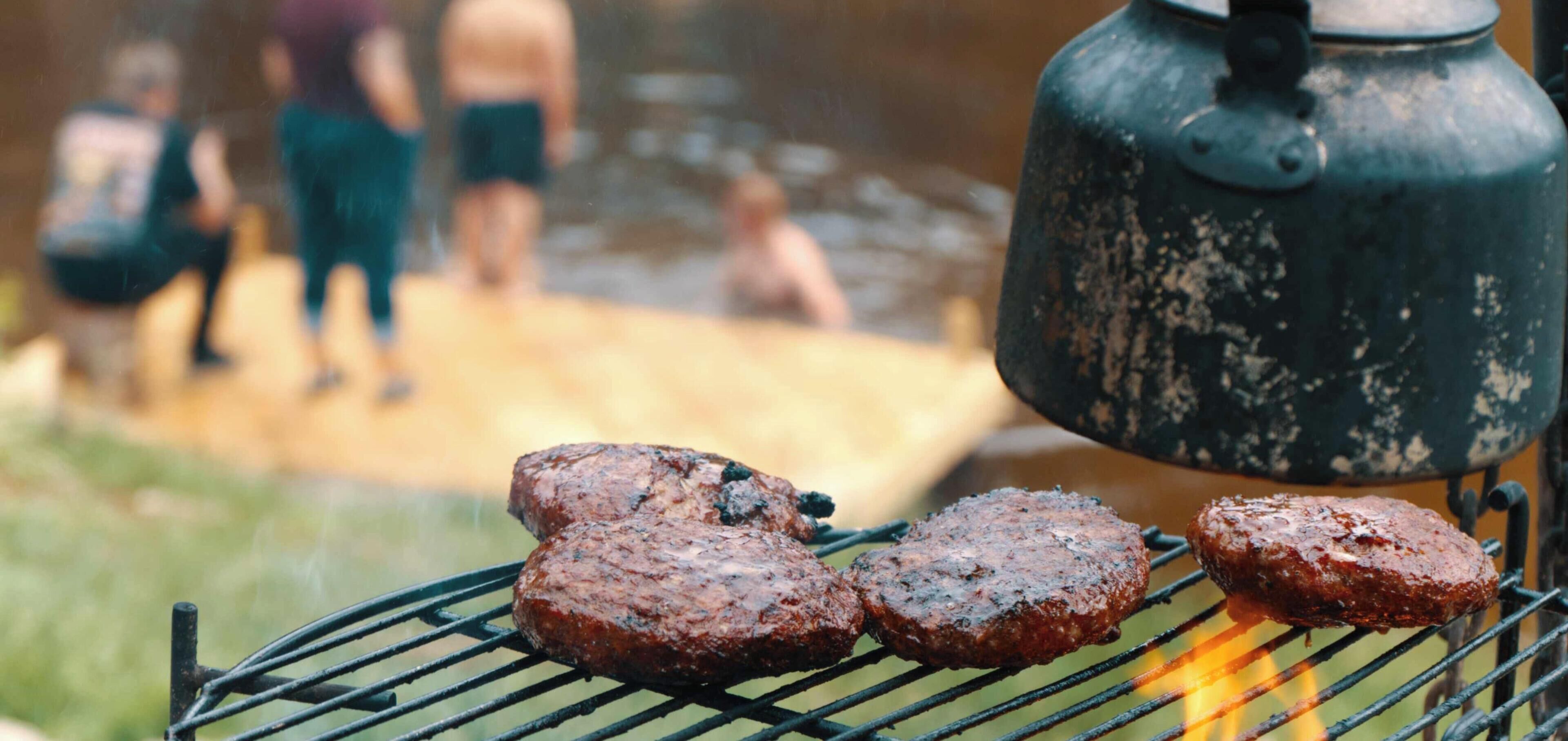 Un barbecue où de la viande est en train de cuire à l’extérieur.