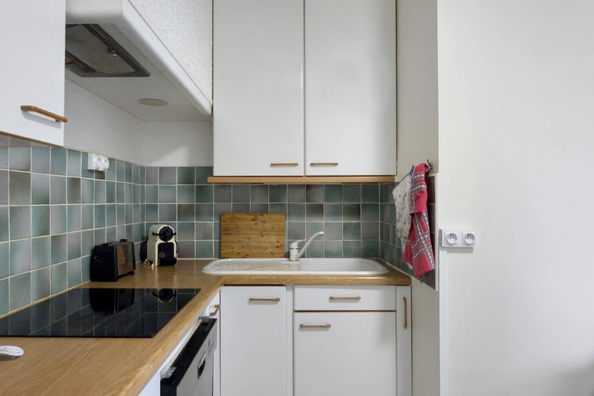 Wasserkocher mit Kaffee-/Teezubehör, Kühlschrank, Mikrowelle, Ofen