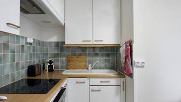 Wasserkocher mit Kaffee-/Teezubehör, Kühlschrank, Mikrowelle, Ofen