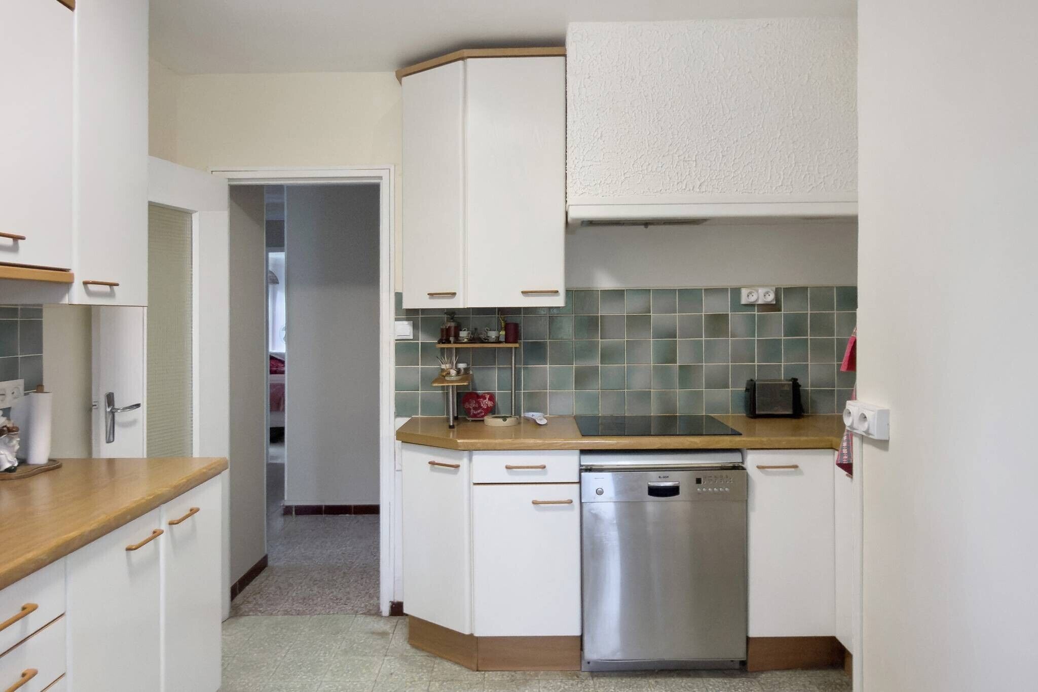 Wasserkocher mit Kaffee-/Teezubehör, Kühlschrank, Mikrowelle, Ofen