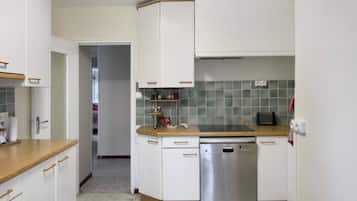 Wasserkocher mit Kaffee-/Teezubehör, Kühlschrank, Mikrowelle, Ofen
