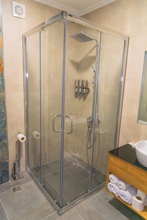 Superior Room | Bathroom | Shower, hair dryer, towels, soap - Huzur Apart Hotel (İstanbul)