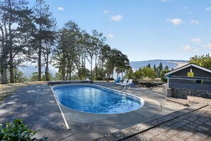 Une piscine avec vue sur les montagnes en arrière-plan.