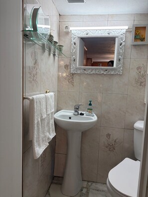 Bathroom - Vrbo Property (Fisterra)