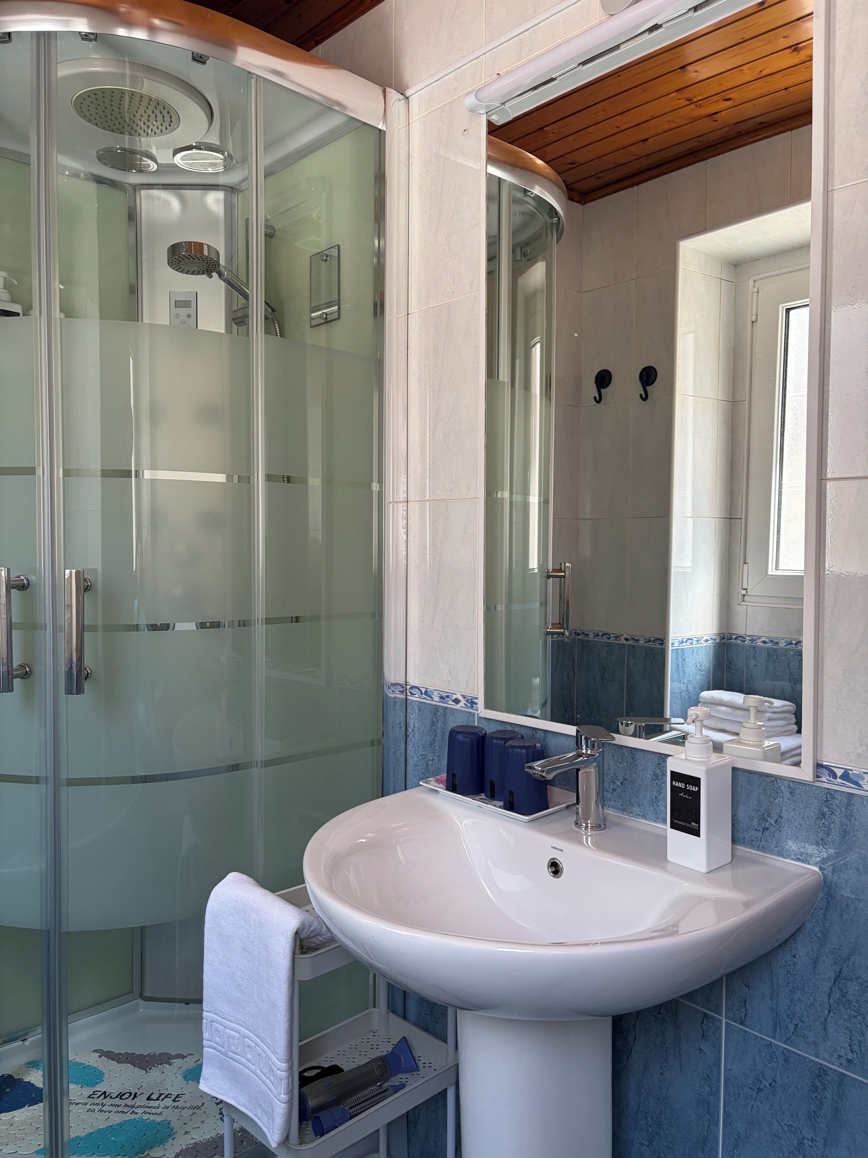 Een douche, een haardroger, handdoeken, zeep