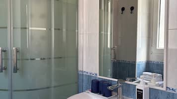 Een douche, een haardroger, handdoeken, zeep