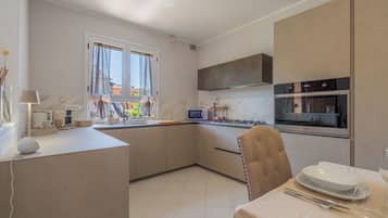 Geladeira, micro-ondas, fogão, cooktop