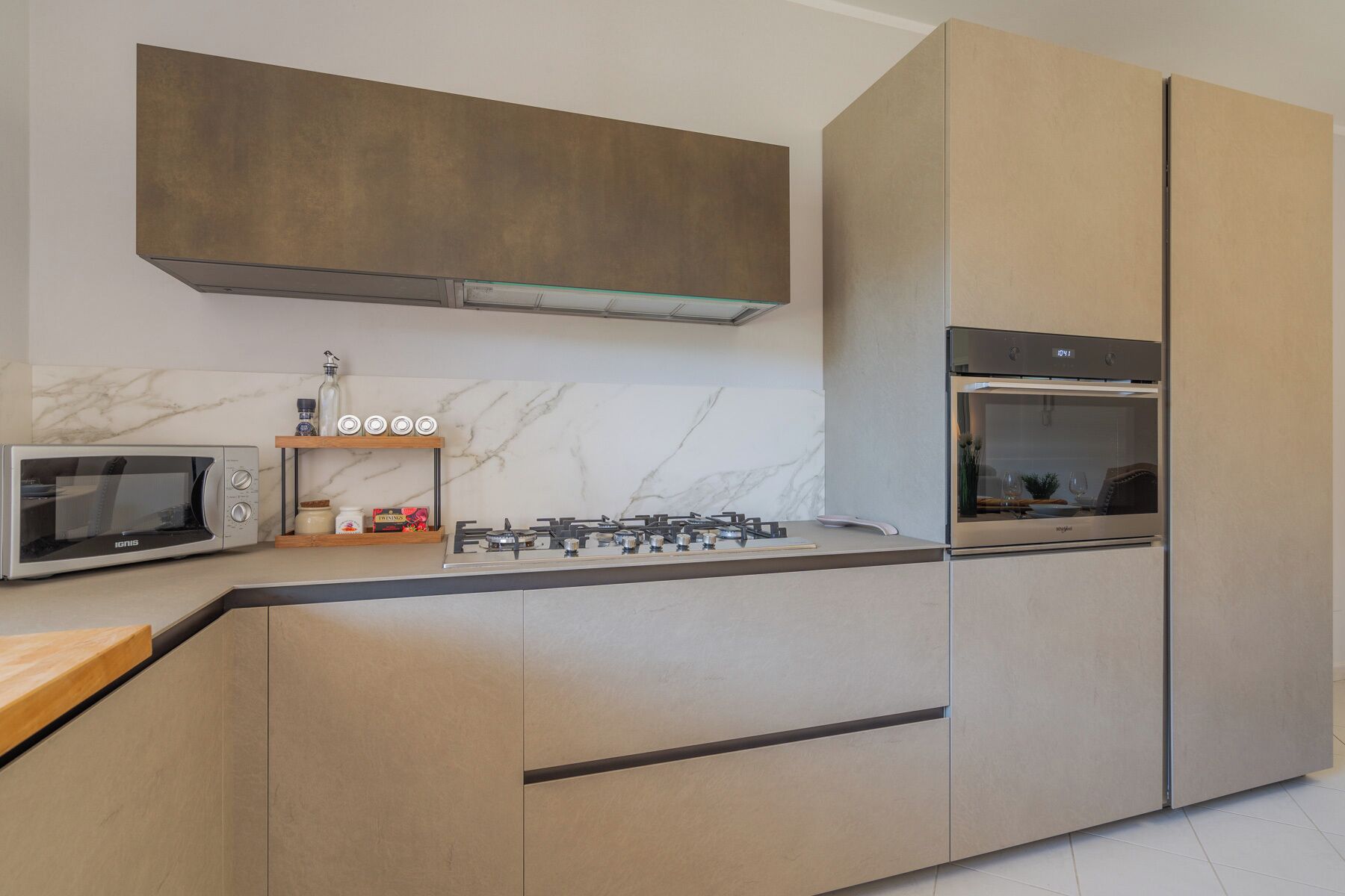 Frigorifero, microonde, forno, piano cottura