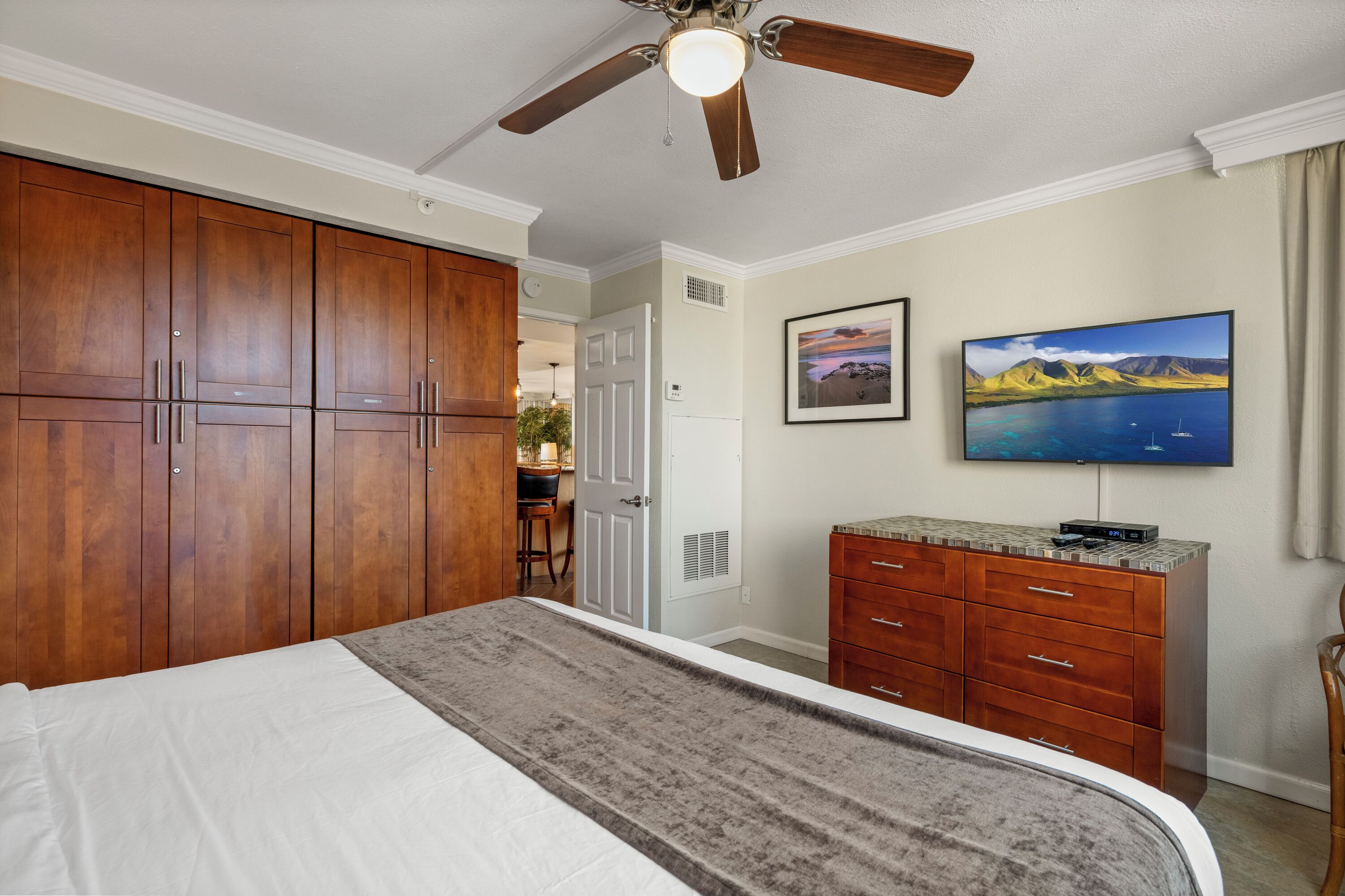 2 bedrooms, desk, iron/ironing board, WiFi