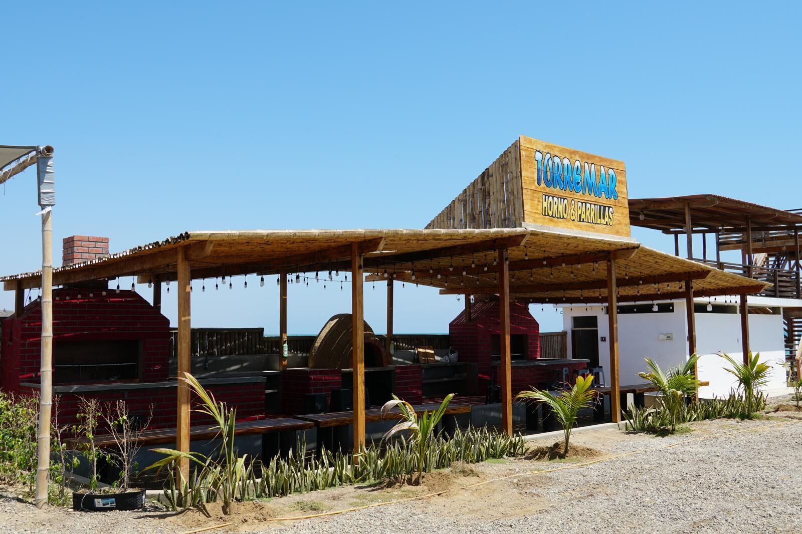 Een restaurant genaamd 'TORREMAR' met terras en een bakoven.