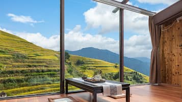 Deluxe-Zweibettzimmer, Balkon, Bergblick | Innenbereich
